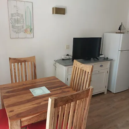 2 Pieces Terrasse A 400 M De La